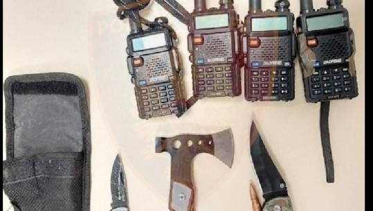 Iu gjetën në makinë 4 radio si të policisë, thika dhe fishekë, nisin hetimet për një 36-vjeçar në Shkodër