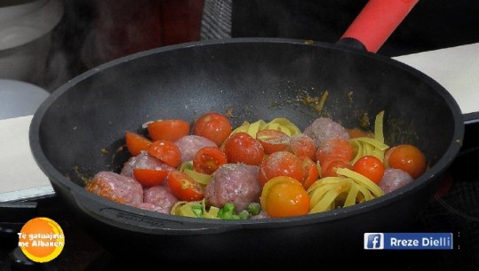 Gatime nga zonja Albana, Makarona me salcë dhe qofte shtëpie