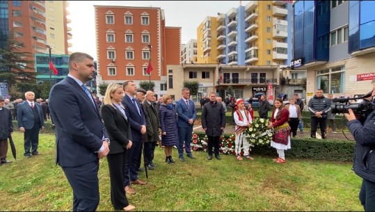 Ngritën flamuri kuqezi dhe vendosën kurora me lule pranë obeliskut te Besëlidhjes, kështu u festua dita e Pavarësisë në Lezhë 