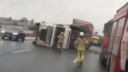 Stuhia në Stamboll, humb jetën një grua, plagosen tetë të tjerë