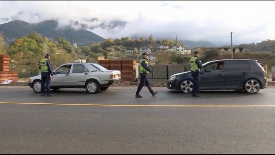 Rruga e Arbrit, kalimi vetëm me zinxhirë! Policia kontroll mjeteve, kthehen pas ata që s’i kanë! Një ditë më parë qindra automjete u bllokuan, 4 u aksidentuan