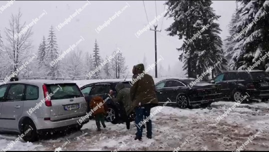 Valbona mbulohet nga dëbora, turistët e surprizuar luajnë me të