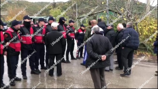 Report Tv zbuloi shitjen e rafinerisë së Ballshit për skrap, naftëtarët sërish në protestë: Qeveria të ndërhyjë ose do futemi në grevë urie! Forca të shumta policie rrethojnë uzinën