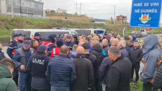 Mbyllja e hyrje-daljeve të rrezikshme në Durrës, bizneset: Kemi vite që paguajmë taksa, tani na quani të paligjshëm! Dhoma e Tregtisë: 20 mijë punonjës mbeten pa punë