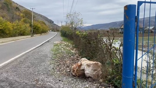 Katër vite më parë humbën jetën 3 persona, por ende autoritetet s'kanë marrë masa për rrëshqitjen e gurëve në Torovicë! Banorët: Na bien në oborrin e shtëpisë, po flemë me frikë