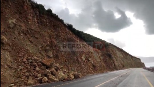 Inertet bien nga Bypassi në rikonstruksion në rrugën Vlorë-Orikum, pushtohet nga balta aksi