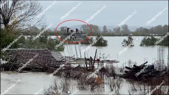 Natën me dhinë mbi çati, burrë e grua orë të tmerri nga uji! Emergjenca Civile evakuojnë familjen pas disa orësh (VIDEO)