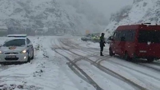 Reshjet e dëborës, ndalohet përkohësisht qarkullimi në Rrugën e Arbrit, policia: Po punohet për pastrimin e aksit