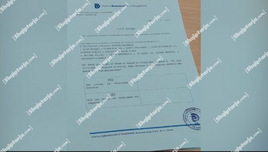 Anëtarët e Këshillit të PD-së, votojnë për shkarkimin e anëtarëve të kryesisë, zbardhet fleta e votimit