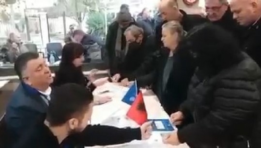 VIDEOLAJM/ Referendumi i Berishës, në njërën anë pihet kafe e raki, në anën tjetër votohet për shkarkimin e Bashës