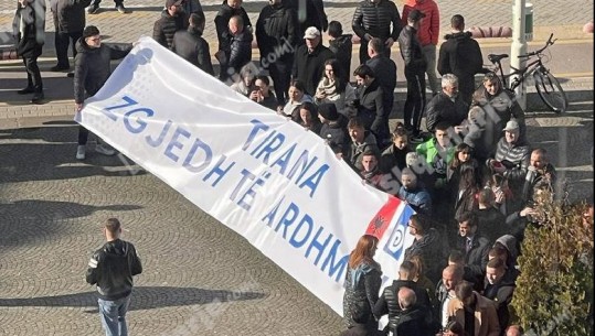 FOTO+VIDEO/ Delegatët e PD nga e gjithë Shqipëria vijnë në Pallatin e Kongreseve me parullën: Zgjedhin të ardhmen