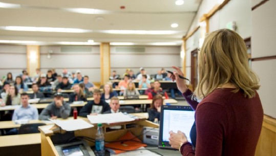 Skandal me rrogat në universitet private! Pagat për profesorët deklarohen të njëjta me ato të rojeve dhe punëtorëve të krahut