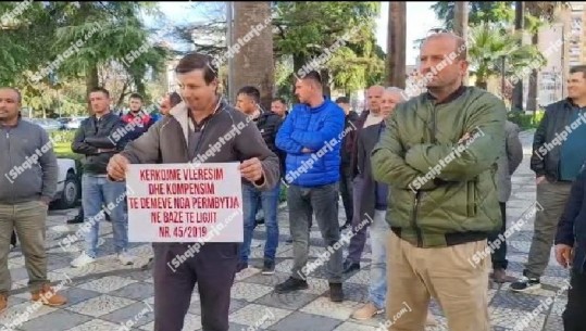 Dëmet nga përmbytjet, 62 fermerë në Fier, protestë para bashkisë: Gati 300 mln lekë dëm, të dëmshpërblehemi