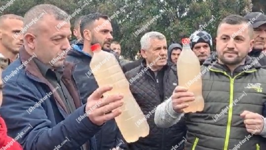 Banorët e Postribës në protestë, bllokojnë rrugën: Uji që na vjen në çezma s’është as për bagëtinë! Detyrohemi ta blejmë! Administratori: Problem sa herë ka shi