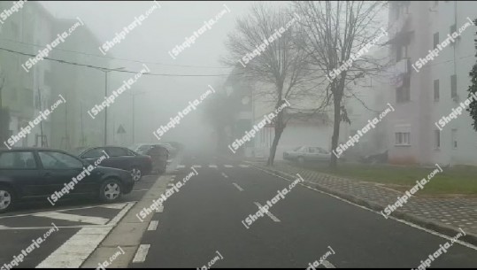 Mjegulla e dendur 'pushton' Kukësin dhe Rrugën e Kombit, vështirësi në qarkullimin e mjeteve (VIDEO)