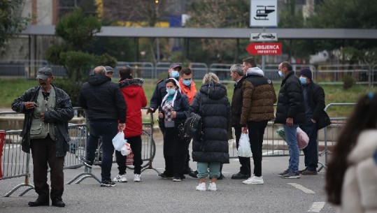 Me qese ushqimesh në duar, familjarë të pacientëve të shtruar me COVID tek Infektivi presin jashtë perimetrit të sigurisë (FOTO)