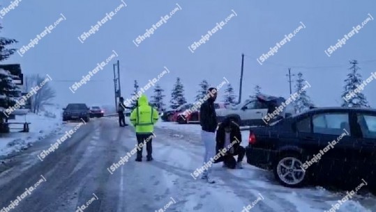 Reshje dëbore në zonat malore të Korçës, nuk raportohet për probleme në qarkullim! Autoriteti Rrugor apel shoferëve: Kufizoni shpejtësinë