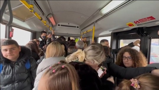 Urbanët të tejmbushur dhe pa maska në Tiranë, ‘mbretëron’ COVID! Autobusët vonohen, dyndje pasagjerësh mëngjeseve e pasdreke