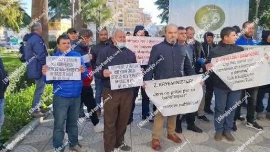 Mbi 30 hektarë tokë të shkatërruara, fermerët e luleshtrydheve në Fier protestojnë: Nuk kanë shkelur këmbën për të vlerësuar dëmet! Duam vetëm të zbatohet ligji