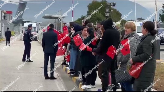 Qytetarët presin në Rinas me flamuj në duar Erdoganin