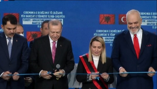 Erdogan dhe Rama presin shiritin e inaugurimit të 522 banesave të rindërtuara në Laç: Të themi bismilah