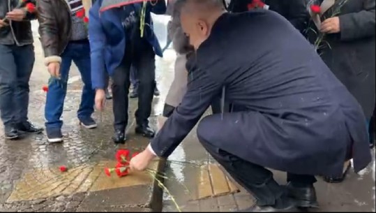 Rama dhe familjarët e 4 protestuesve të vrarë 11 vite më parë, vendosin karafila në përkujtim të  tyre