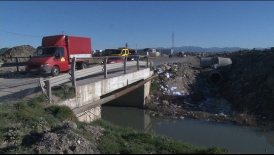 Investime minimale në rrugë dhe kanalizime, Spitalla dhe Këneta presin fillimin e punës për rindërtimin por janë 2 zonat më të ndotura të Durrësit! Flasin banorët