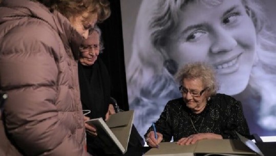 ‘Jepini dorën! Kjo do të jetë artistja e ardhshme e Shqipërisë’, pjesë nga libri i Tinka Kurtit: Mendimi i Mehmet Shehut kur më pa në rolin e Marianës 