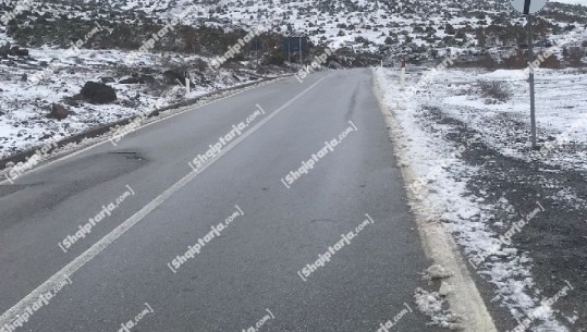 Temperaturat deri në -16 gradë në Kukës! E bllokuar nga dëbora rruga që lidh Nj.Ad Arrën me atë nacionale (VIDEO)