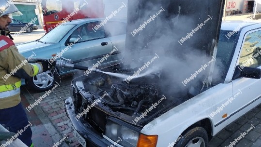 Dyshohet për shkëndijë elektrike, merr flakë makina e parkuar në Vlorë (VIDEO)