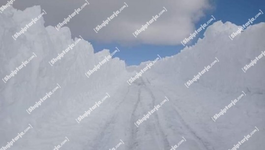 Pas 4 ditësh e bllokuar nga bora, hapet rruga e Panaritit në Korçë! Në akset nacionale dhe turistike qarkullimi i mjeteve bëhet pa probleme (FOTO)