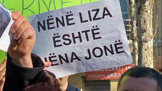 FOTOLAJM/ U shndërrua në simbolin e protestës së '5 Majit', pankarta e veçantë e banorëve para Kuvendit: Nënë Liza është nëna jonë