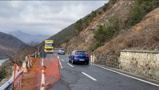 Rënia e gurëve rrezikon kalimtarët në aksin Skuraj-Burrel! Mungojnë barrierat mbrojtëse, kompania nuk mirëmban rrugën