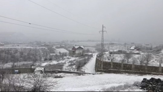 Rikthehen reshjet e dëborës në Kukës, 37 borëpastruese mbajnë të hapur rrugën e Kombit! I bllokuar aksi Kukës-Arrën, izolohen banorët