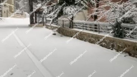 Dëbora ‘nuk di’ të ndalet në Krujë arrin deri në 20 cm trashësi, 2000 banorë në vështirësi për qarkullim 