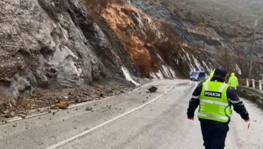 Aksidenti tragjik me 3 të vdekur në Librazhd, shkak dyshohet rënia e gurëve në rrugë, detyroi mjetet të kryenin manovra të gabuara