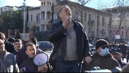 Protesta para Kuvendit, banori për Report Tv: Nëse më prishet shtëpia nuk më mbetet më gjë! Do vras gruan dhe veten! Flet një tjetër: Kërkojmë vetëm zbatimin e ligjit