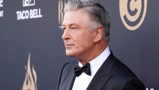 Vrau kolegen në sheshxhirim, regjisori Alec Baldwin rikthehet në punë: E kam ende të vështirë