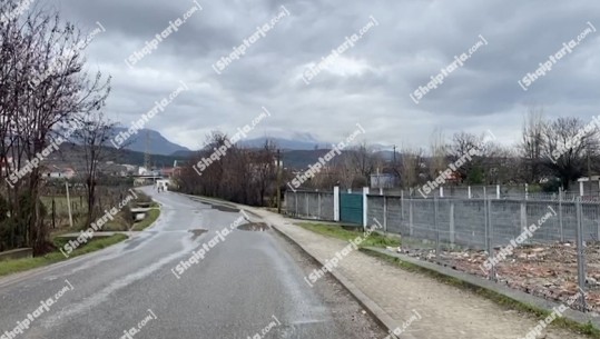 Një vajzë i ‘fut në sherr’, dy grupe në Mamurras qëllohen mes tyre me breshëri plumbash për rreth 1 km nga makinat! Dy të plagosur rëndë te Trauma! Një i arrestuar, 2 në kërkim!