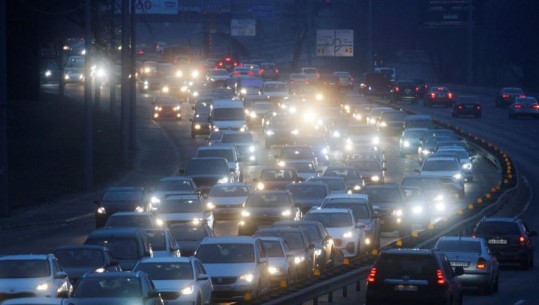 FOTOLAJM! Rusia nis sulmin ndaj Ukrainës, qytetarët në panik në përpjekje për t'u larguar nga Kievi! Bllokohet autostrada