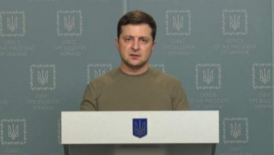 Presidenti i Ukrainës heq kostumin zyrtar, vesh uniformën ushtarake, Zelensky: Po mbrojmë territorin tonë, luftimet më të ashpra në Çernobil