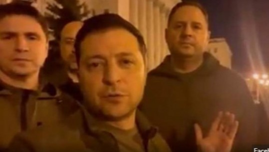 VIDEO/ Presidenti Zelensky dhe ministrat me veshje ushtarake shfaqen në rrugët e Kievit: Të gjithë jemi ende këtu, do mbrojmë vendin tonë