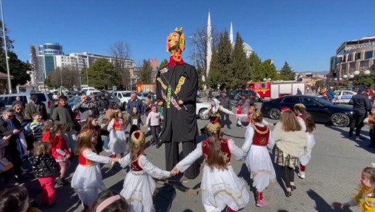 ‘Gjallë e për gazep’ karnavalet ironike të Shkodrës, organizatori: Përcollëm mesazhe thumbuese për politikën