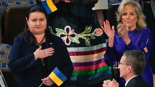 Ambasadorja e Ukrainës në SHBA në sallë duke dëgjuar Joe Biden, kreu i Shtëpisë së Bardhë: Ajo është e fortë dhe e vendosur! Ne jemi në krah të Ukrainës