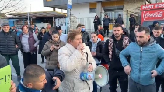 VIDEO/ Rritja e çmimit të naftës, qytetarët ngrihen në protestë në Durrës, bllokojnë rrugën pranë stacionit të trenit