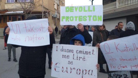 VIDEO/ Korça në protestë, qytetarë: Ulni çmimin e naftës, nuk po përballojmë dot jetesën! Si mund të prodhojë fermeri me këto çmime? 