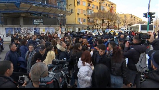 Rritja e çmimeve, studentët e Bujqësorit marshim-protestë nga universiteti në sheshin Skënderbej: Nuk po përballojmë dot jetesën, do i bashkohemi protestës pasdite te kryeministria