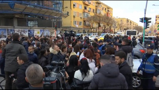 Studentët mbërrijnë në sheshin Skënderbej: Ose do jemi studentë ose do jemi punëtorë, do i bashkohemi protestës te kryeministria