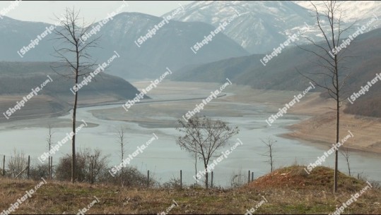 Baseni më i madh ujëmbledhës në vend në pikë kritike, niveli i ujit bie 7 metra brenda 2 javëve! Pamjet u publikuan mbrëmë në Report Tv