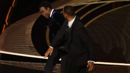 VIDEO/Sherr në ndarjen e çmimeve Oscar 2022, Will Smith godet me shuplakë Chris Rock në skenë